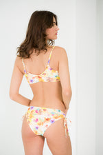 Bikini triangle style brassière et motifs fleuris