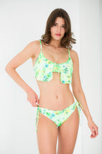 Bikini triangle style brassière et motifs fleuris