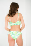 Bikini triangle style brassière et motifs fleuris