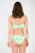 Bikini triangle style brassière et motifs fleuris