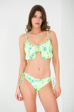 Bikini triangle style brassière et motifs fleuris